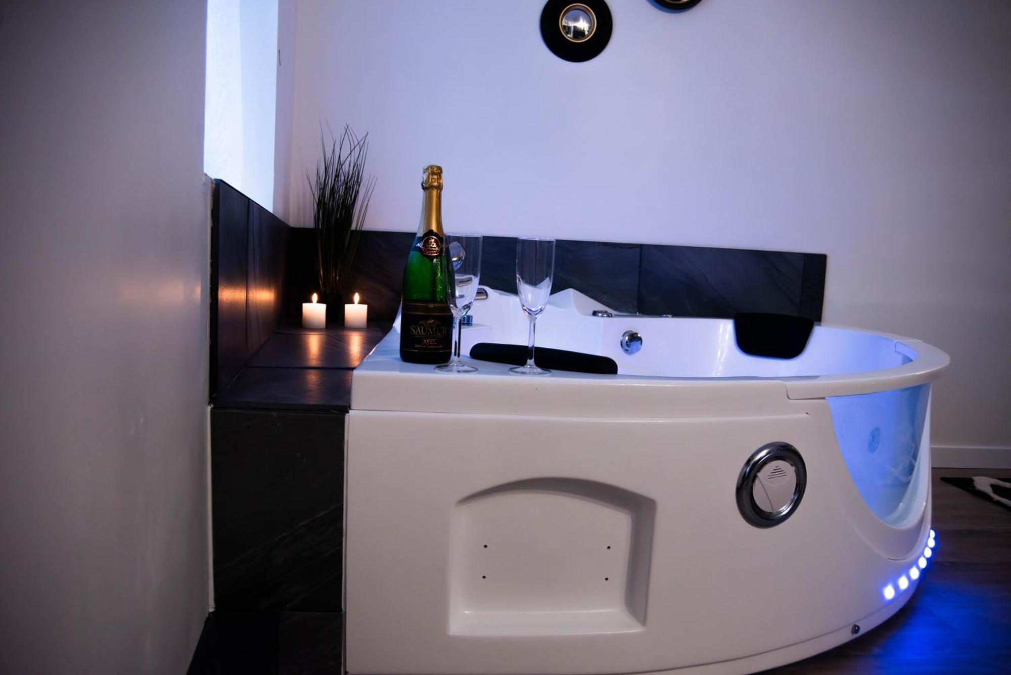 Suite Romantique Jacuzzi Μουλέν Εξωτερικό φωτογραφία