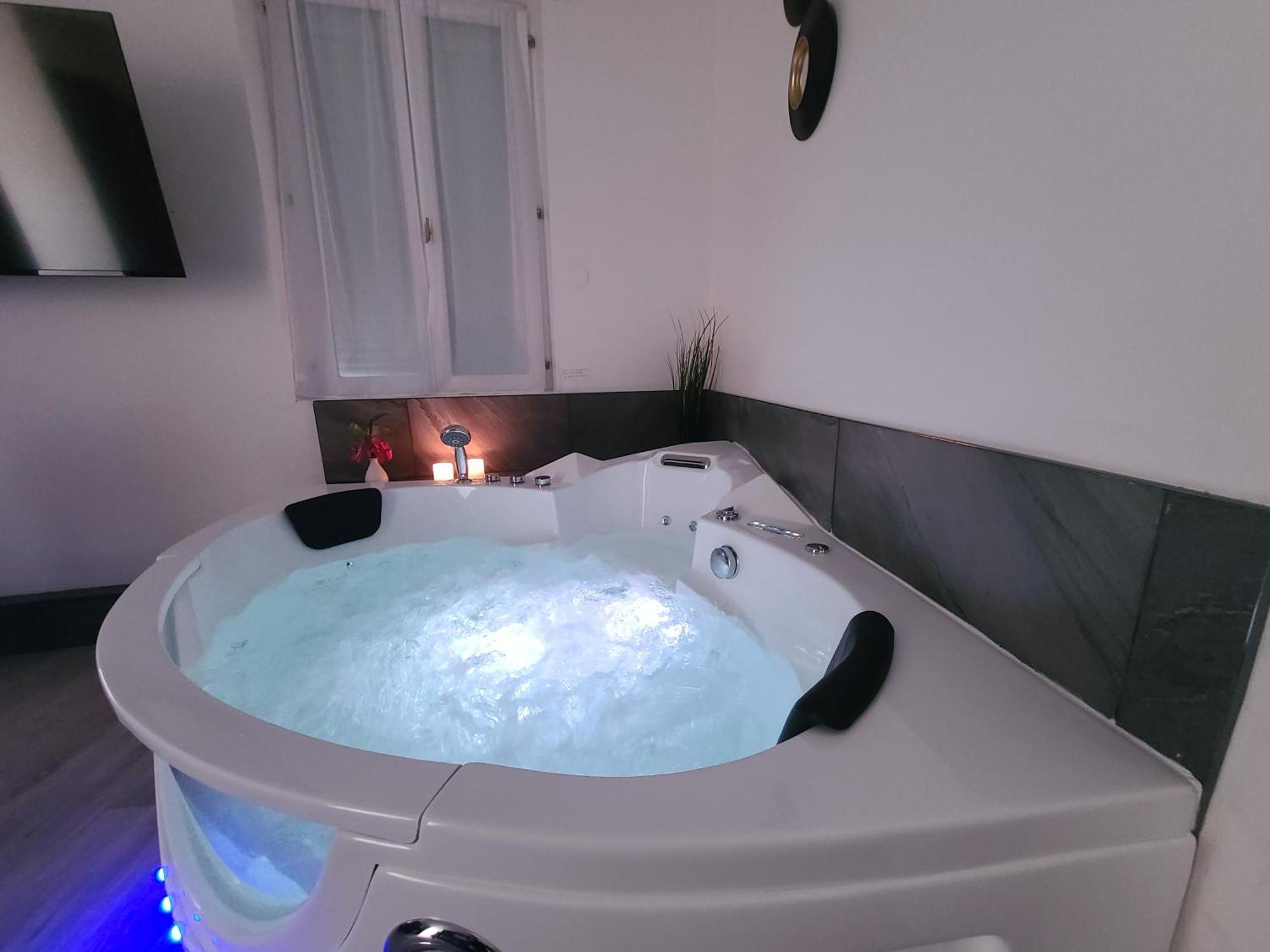 Suite Romantique Jacuzzi Μουλέν Εξωτερικό φωτογραφία